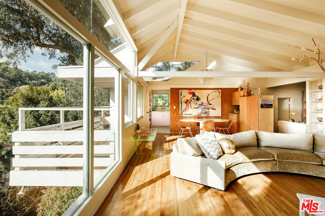 2764 Outpost Dr  Los Angeles CA 90068 photo