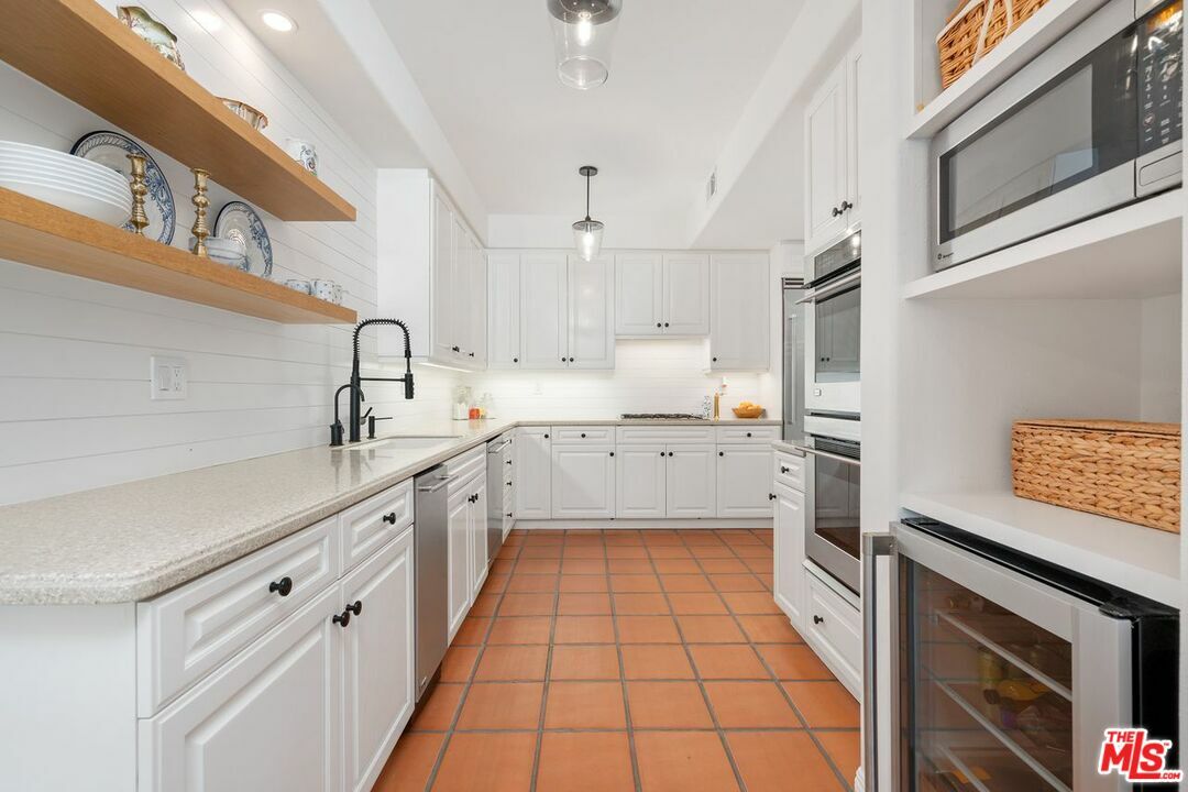 Property Photo:  6435   Zumirez Dr 7  CA 90265 