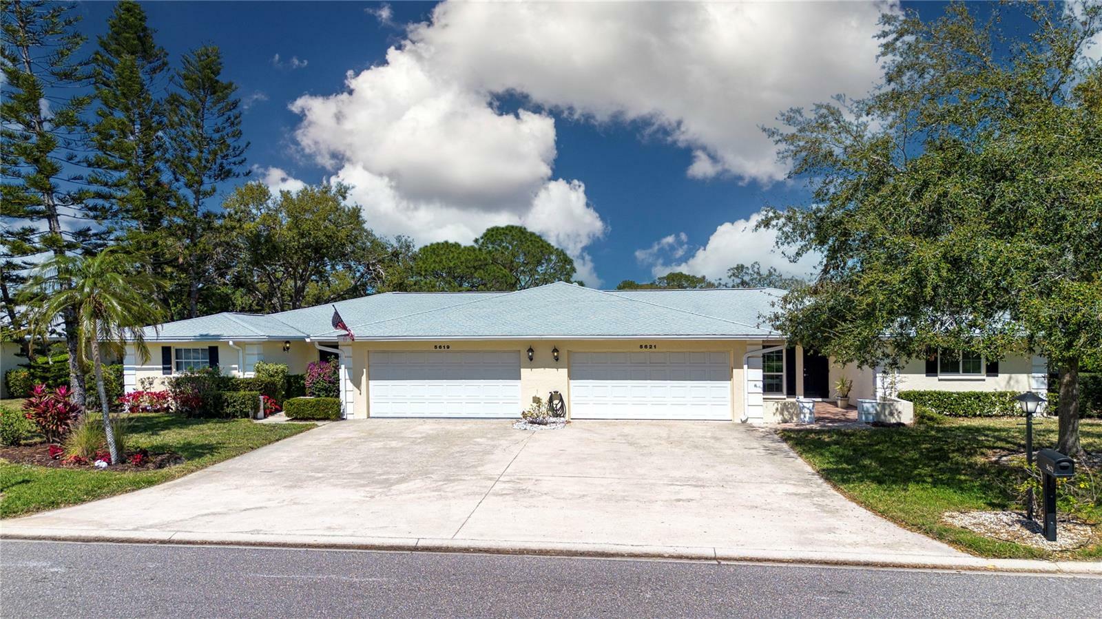 Property Photo:  5621 Palm Aire Drive  FL 34243 