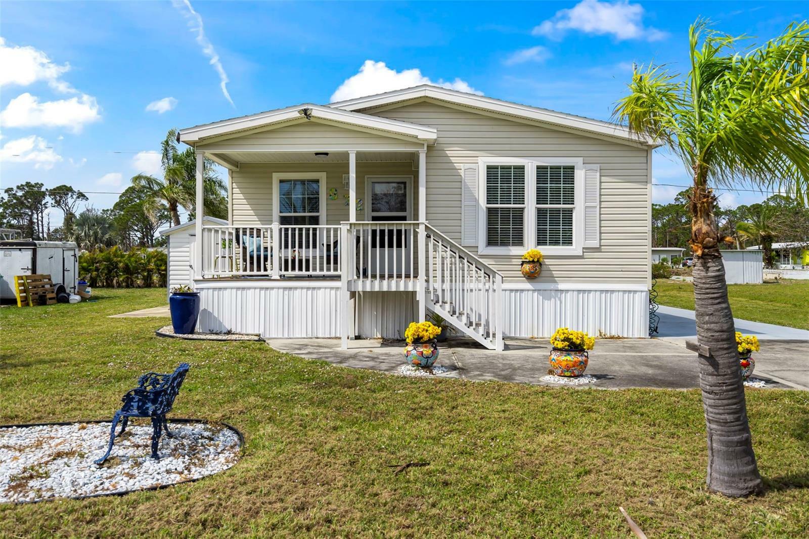 Property Photo: 872 Calle Menuda FL 34224