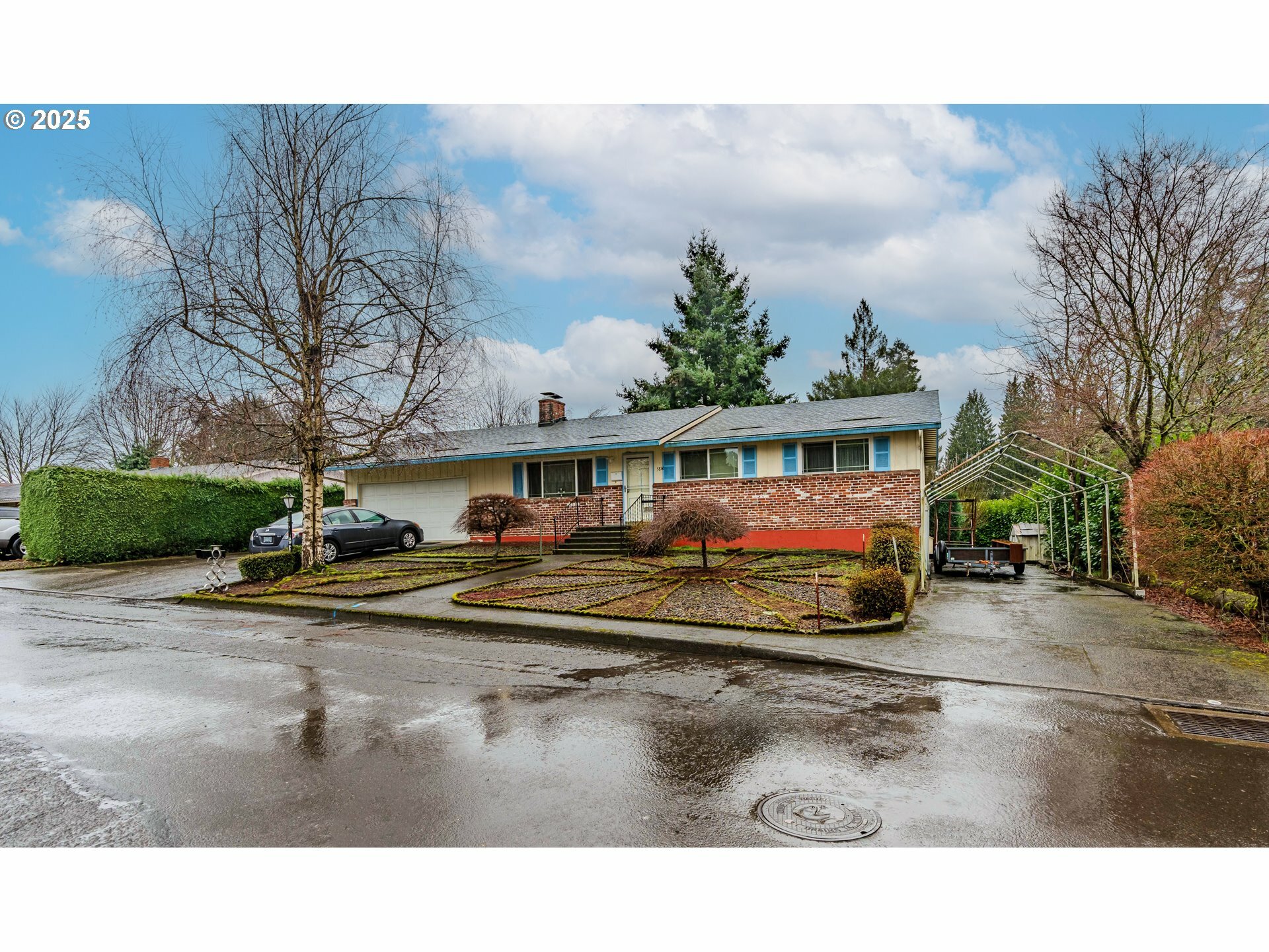 Property Photo: 5866 SE Lloyd St OR 97222