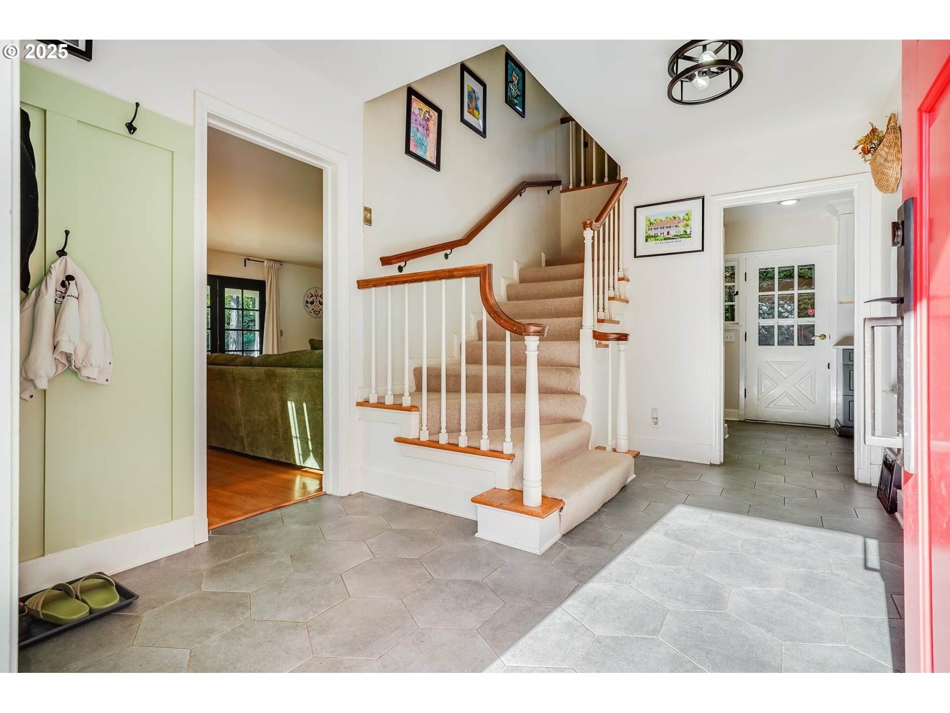 Property Photo: 992 SW Westwood Dr OR 97239