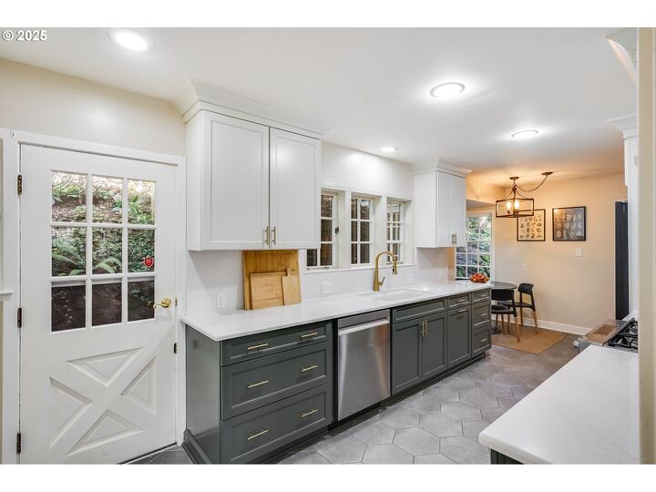 Property Photo: 992 SW Westwood Dr OR 97239
