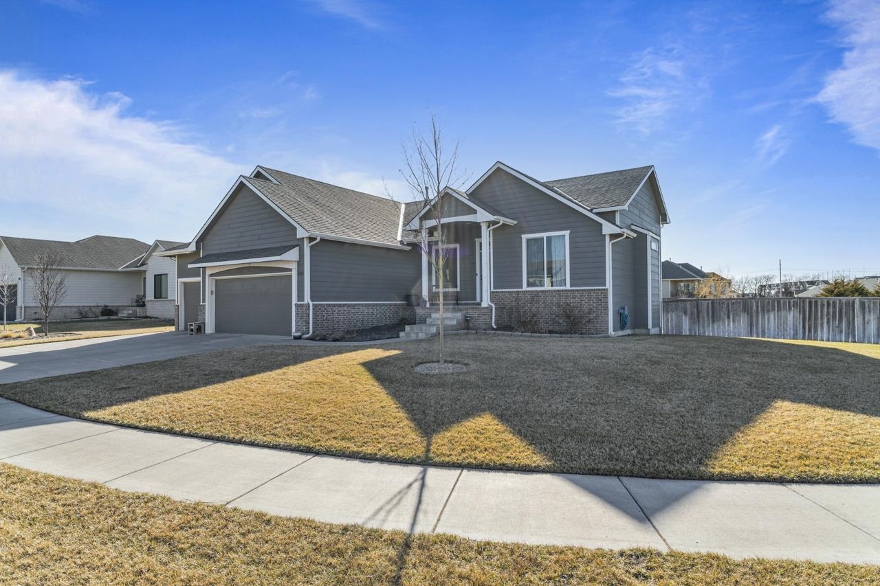 Property Photo:  2827 N Eagle St  KS 67226 