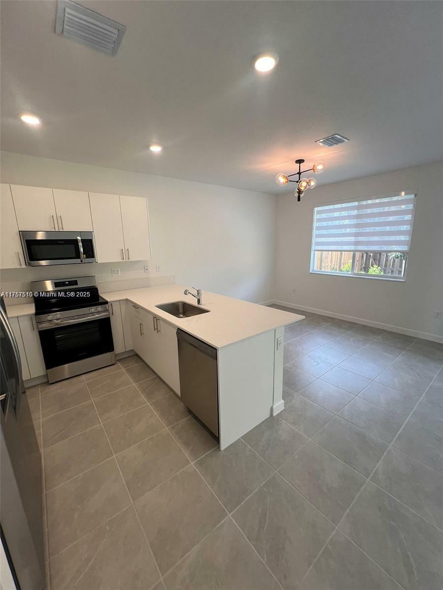 Property Photo: 619 SE 13th St FL 33034
