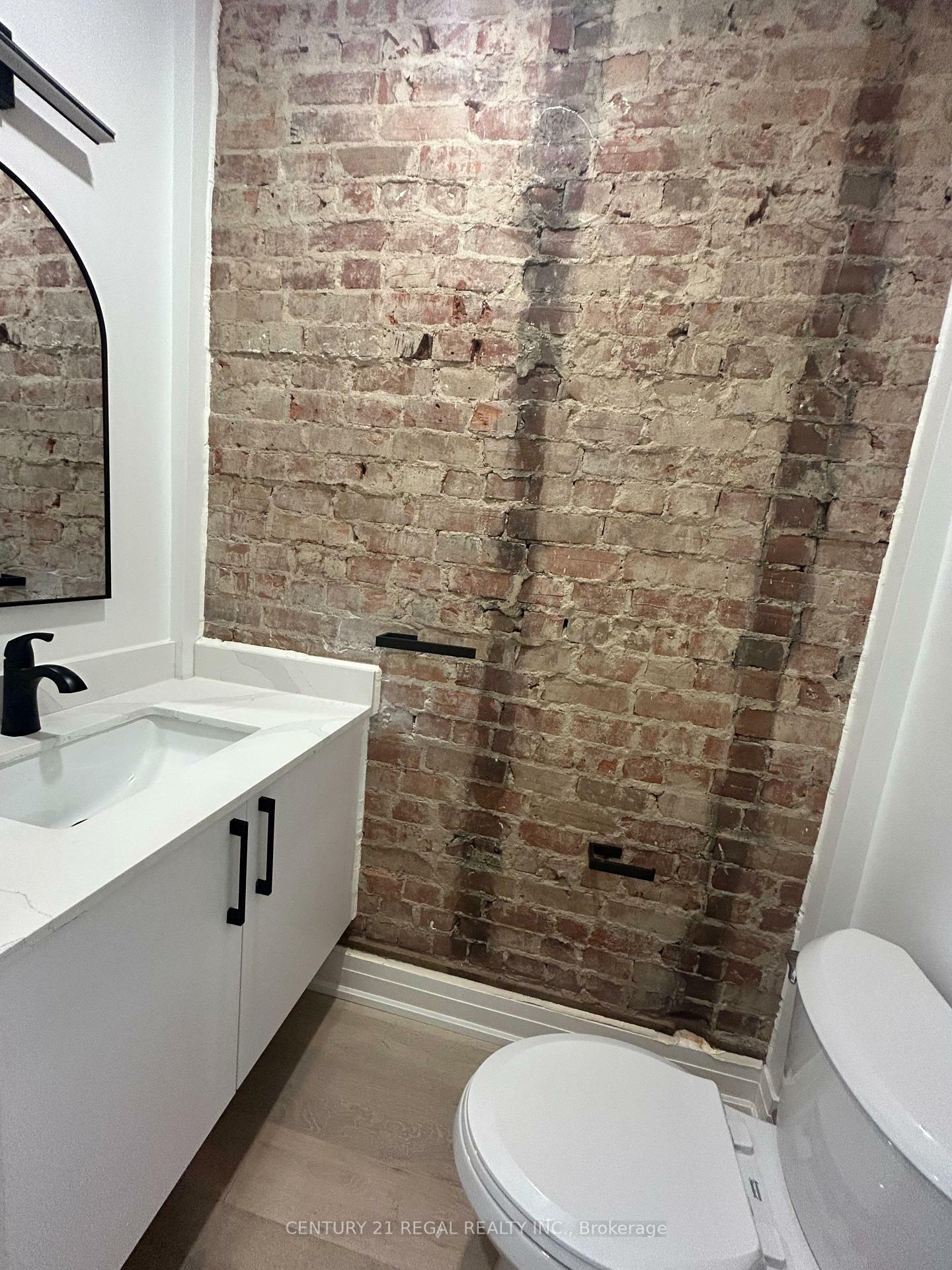 Property Photo: 1171 Dundas Street W 2nd Floor ON M6J 1X3