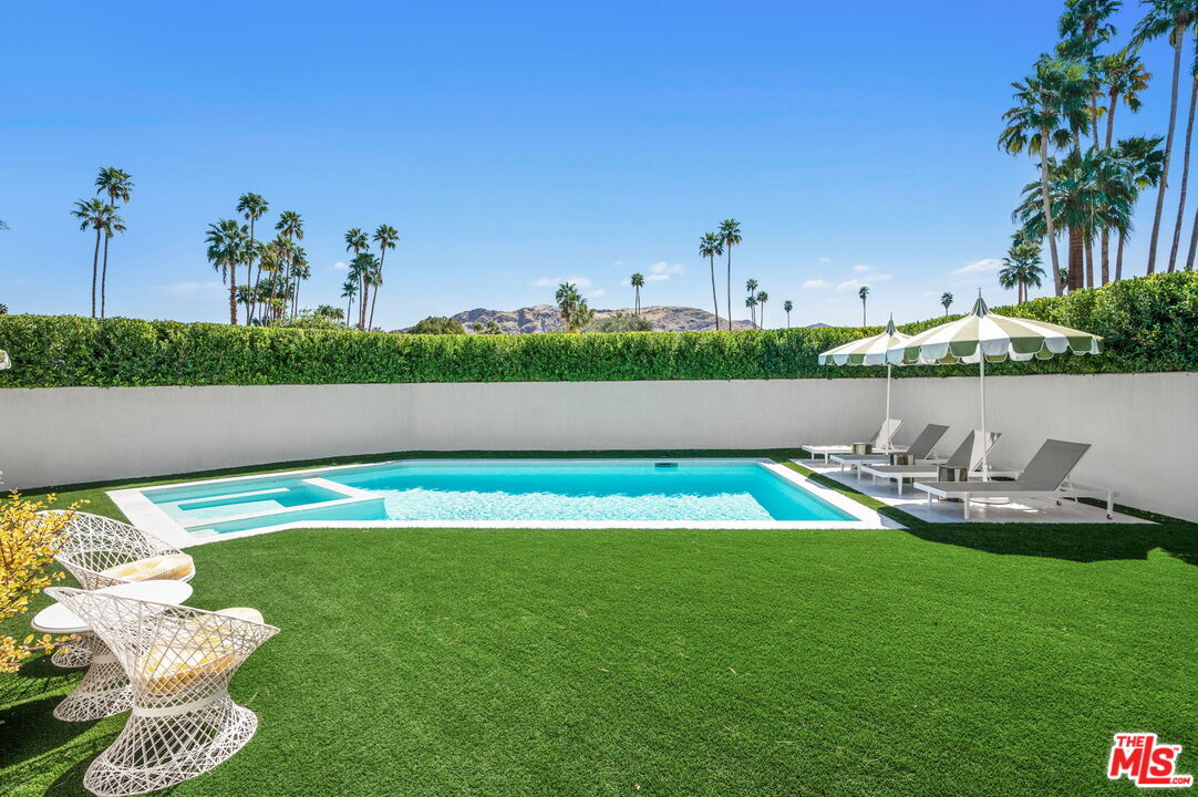 Property Photo: 994 E Balboa Cir CA 92264