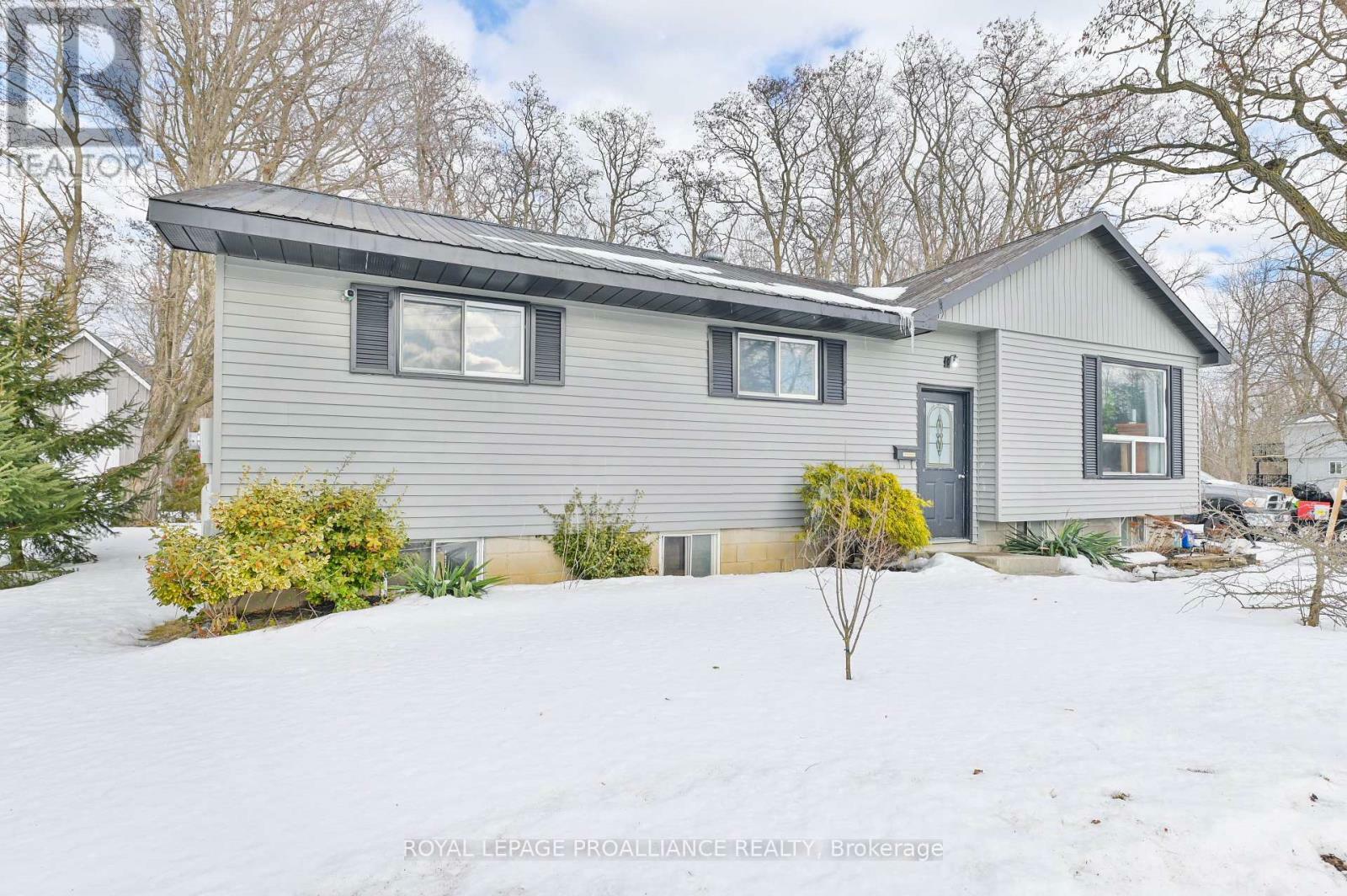 Property Photo: 27 Thurlow Queen Street ON K0K 2V0