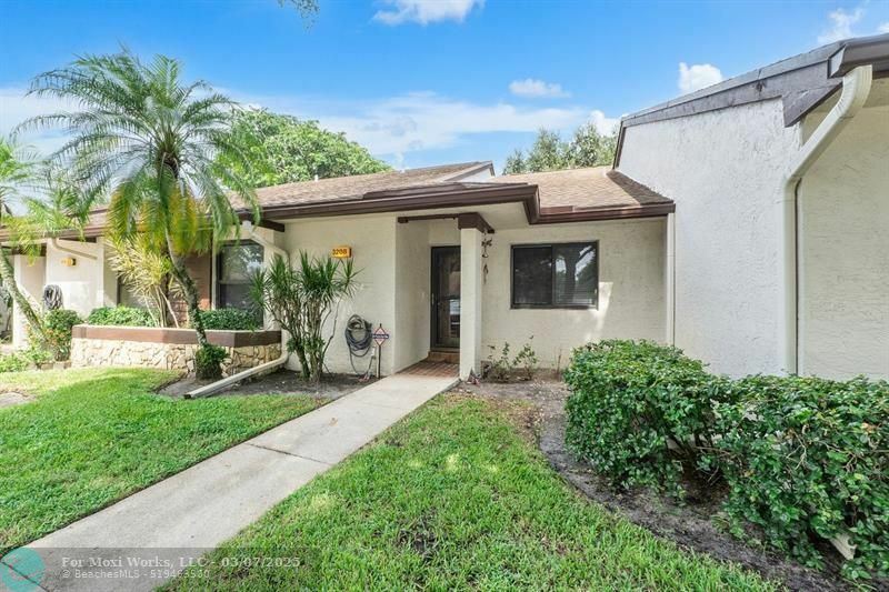 Property Photo:  3208 S Carambola Cir S 3208  FL 33066 