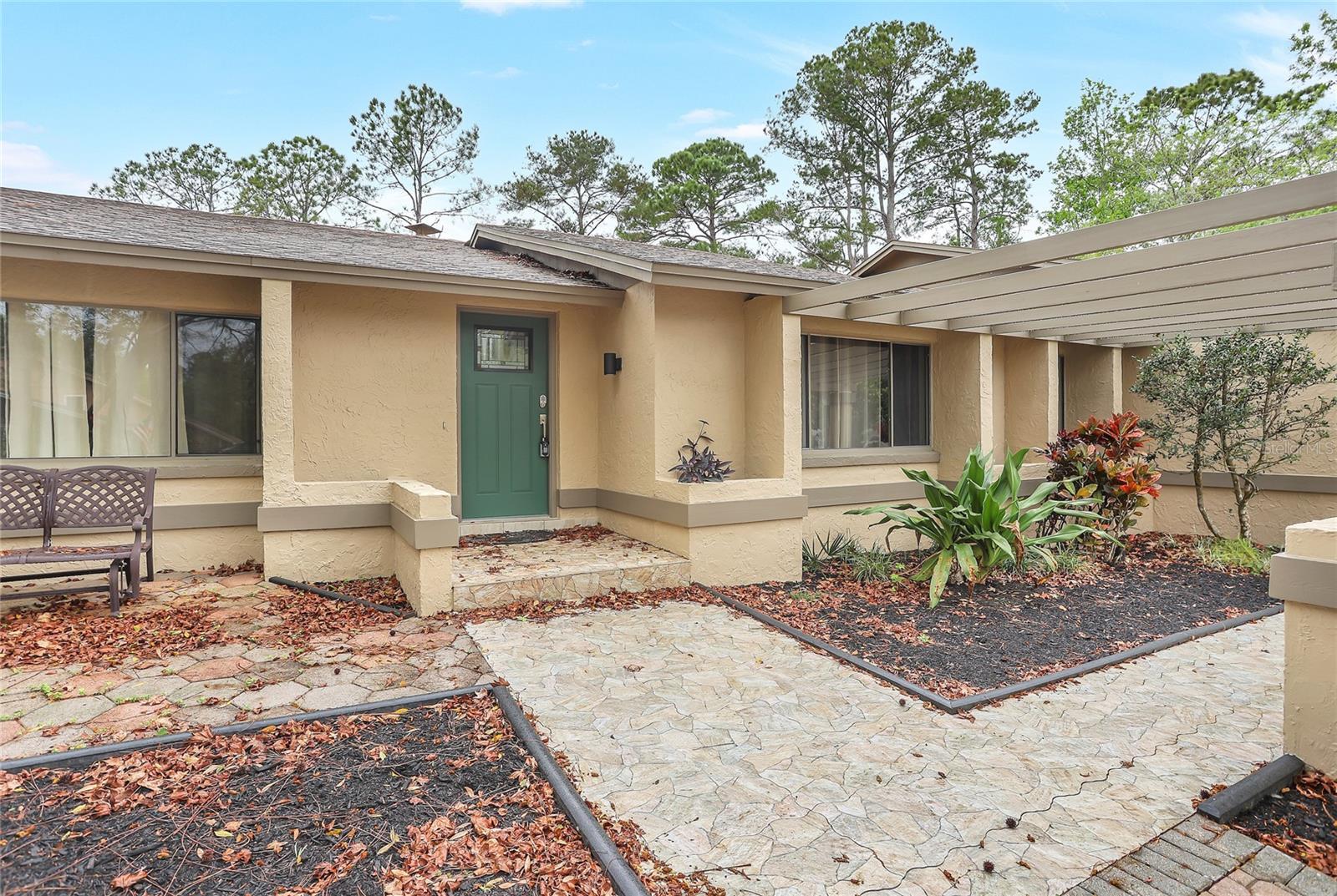 Property Photo: 811 Gatehouse Drive FL 32708