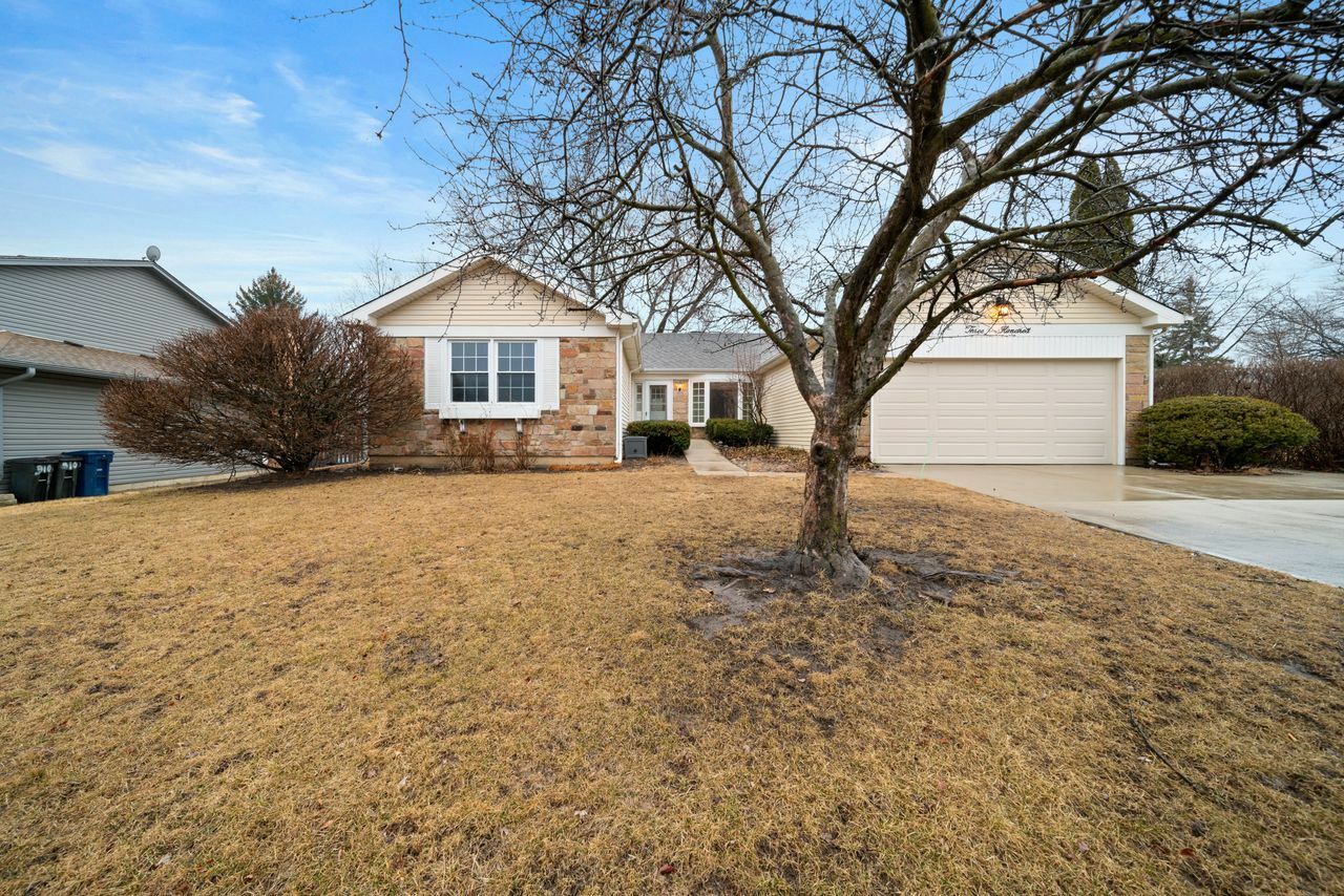 Property Photo:  300 Stoney Brook Court  IL 60102 