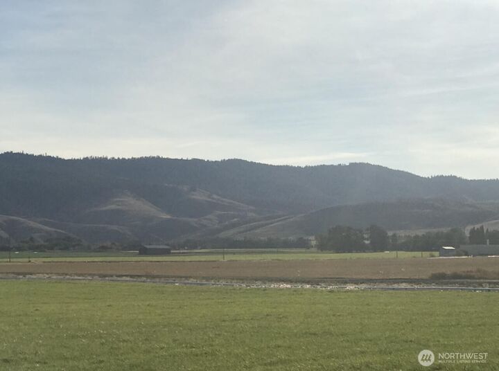 Property Photo:  650  Edge Bluff Loop  WA 98926 