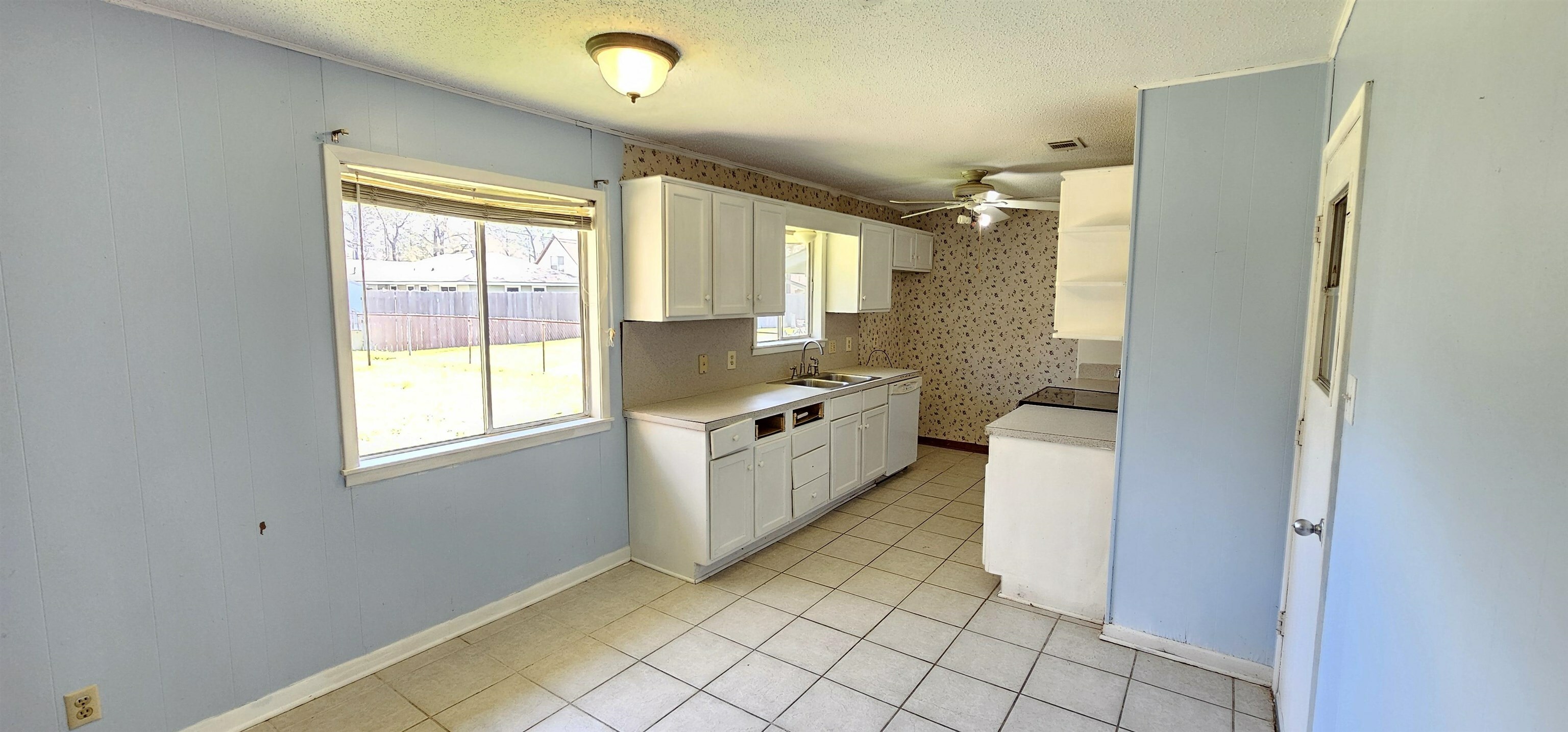 Property Photo:  4526 N Kirby Street  TX 77632-4560 