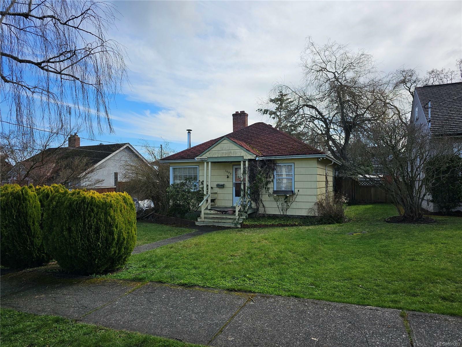 Property Photo: 1533 Oakland Ave BC V8T 2L1