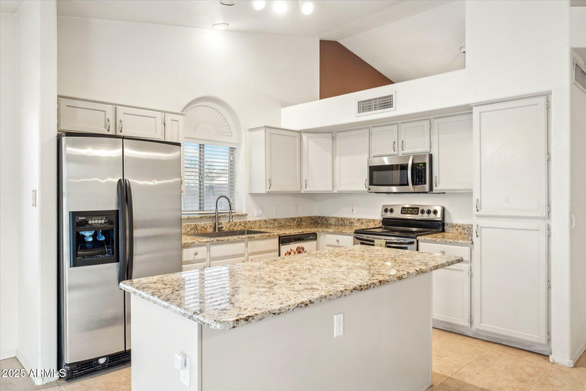 Property Photo: 5830 W Cinnabar Avenue AZ 85302