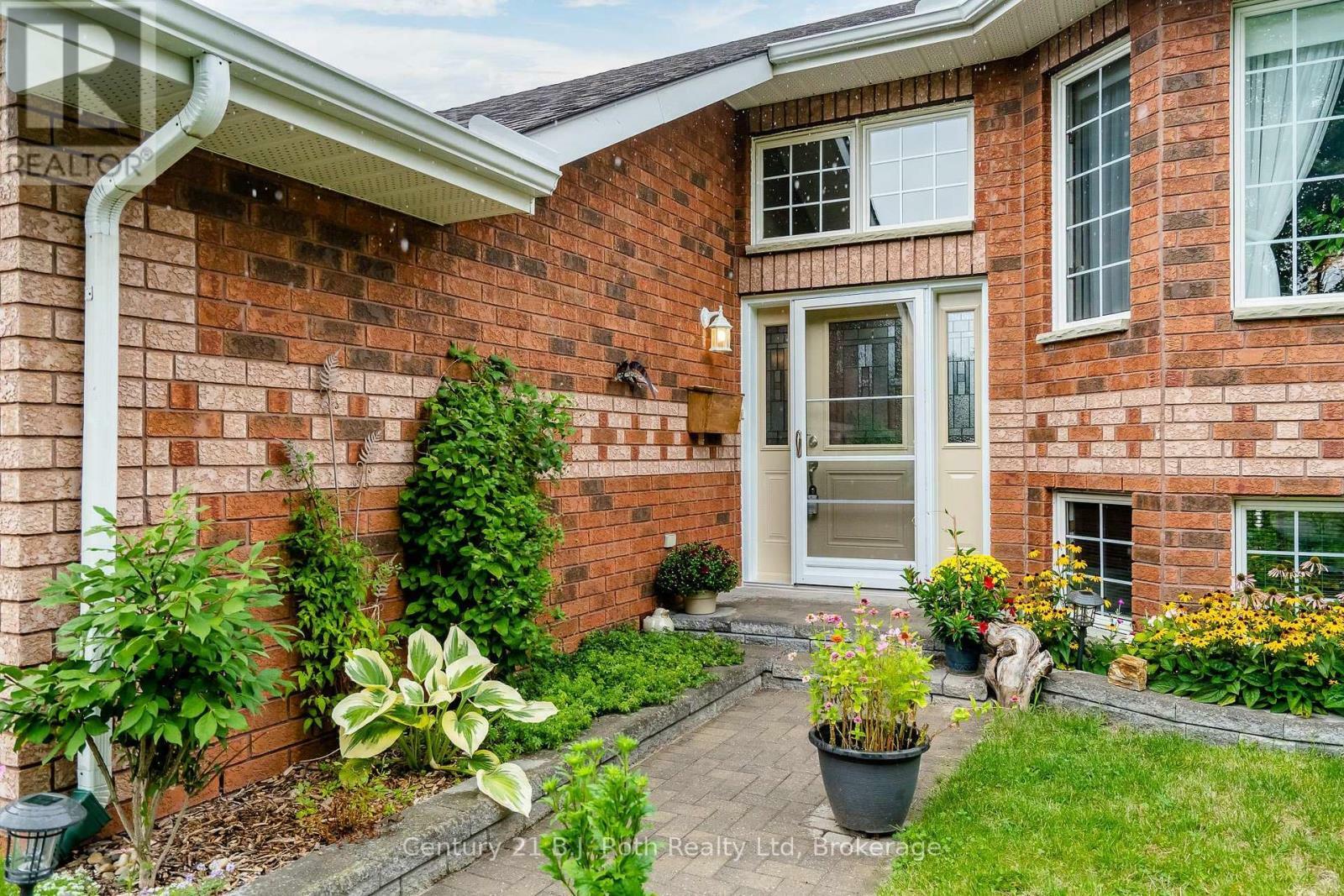 Property Photo:  627 Wayne Crescent  ON L4R 5E2 