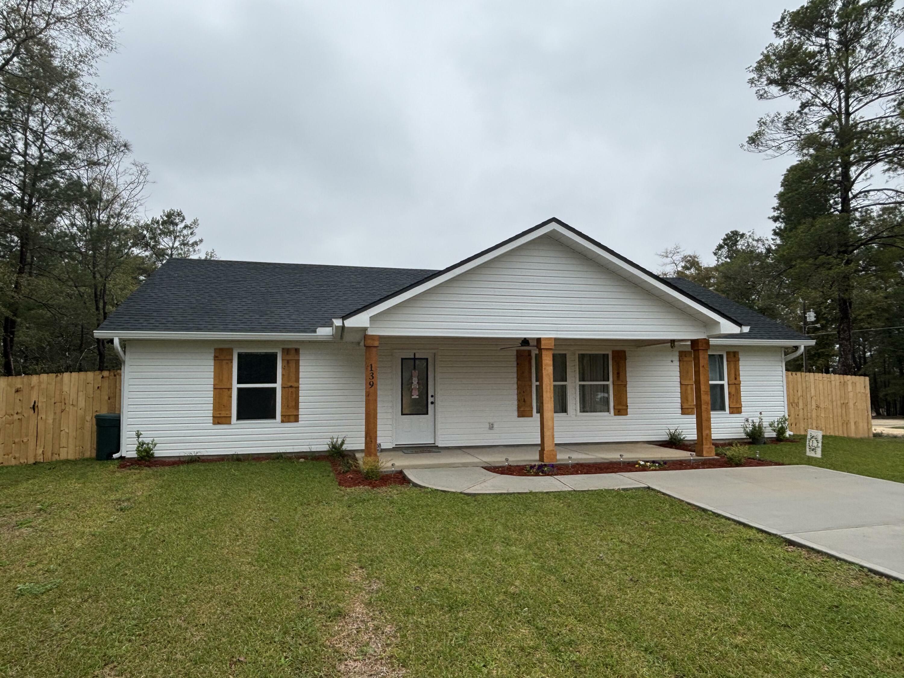 Property Photo: 139 Country Boulevard FL 32433