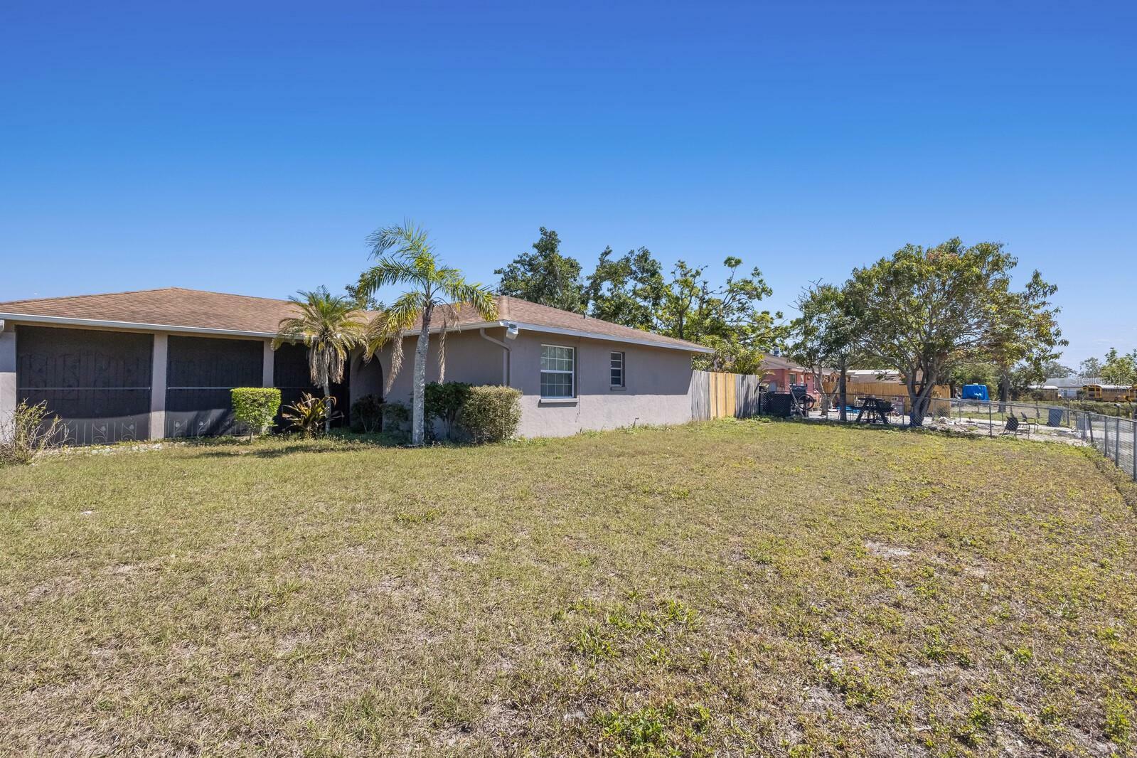 Property Photo:  510 33rd Avenue E  FL 34208 