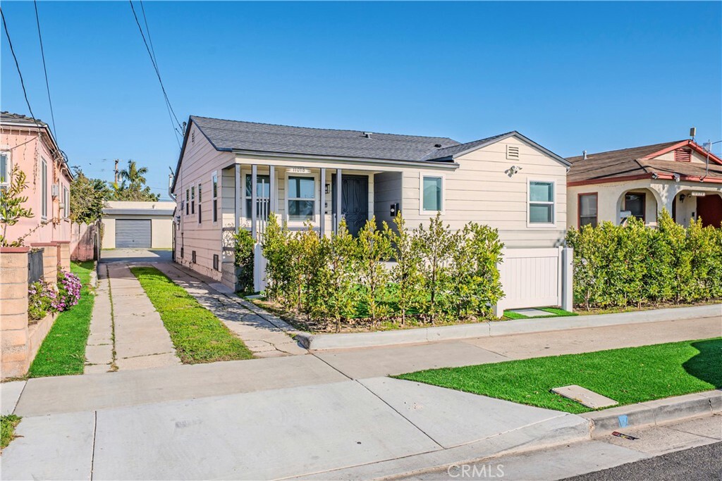 Property Photo:  11018 S Burl Avenue  CA 90304 