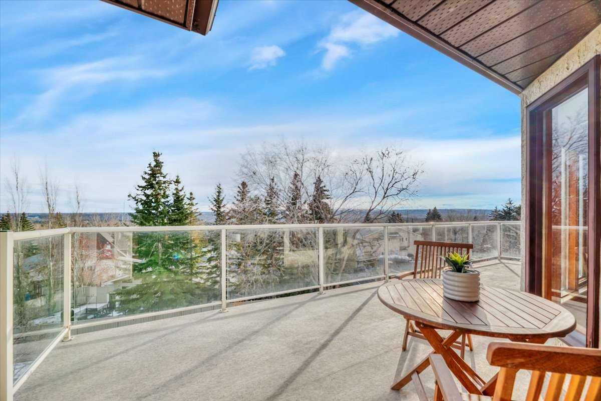 Property Photo:  15 Hawkview Manor Bay NW  AB T3G 3A1 