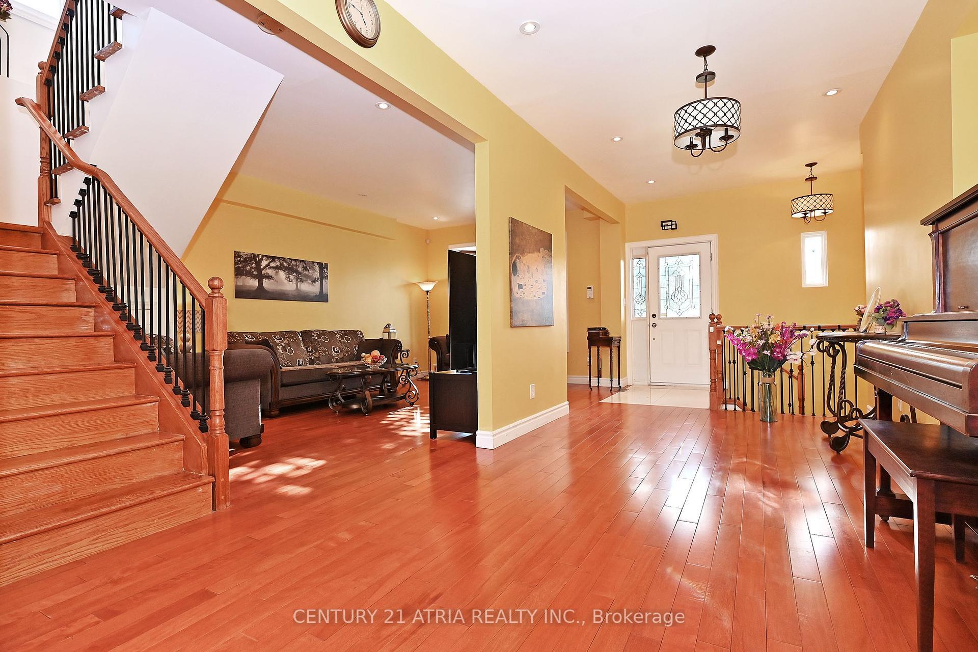 Photo de la propriété: 25 Crosland Drive E ON M1R 4M6