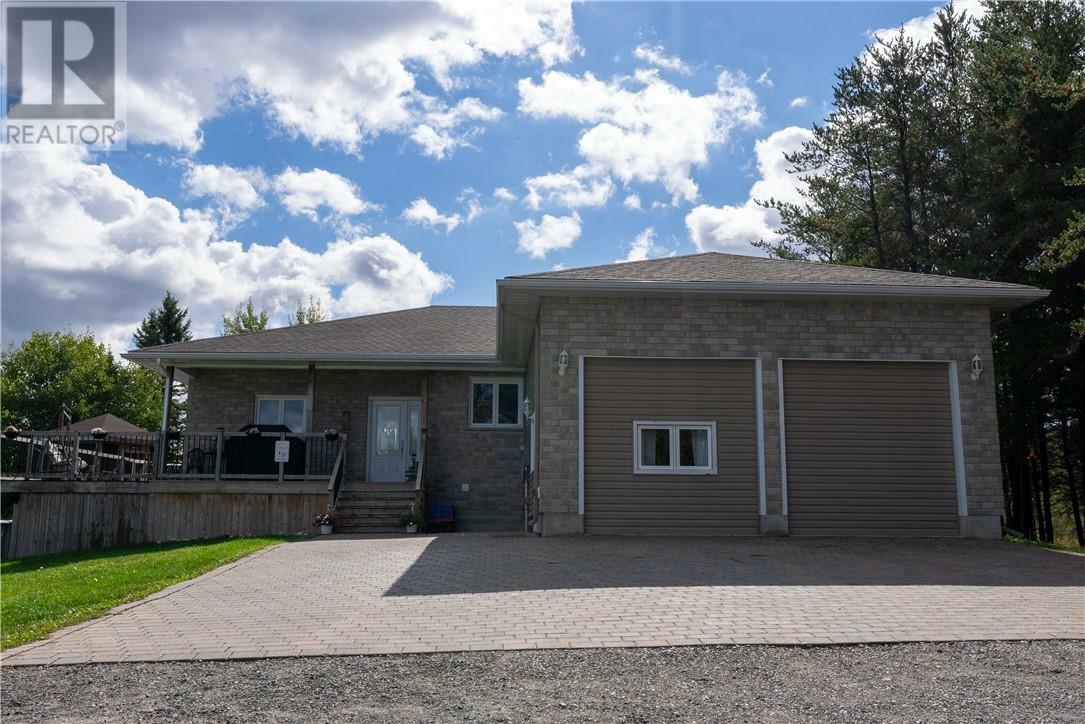 Photo de la propriété: 2950 Radar Road ON P3L 1V5