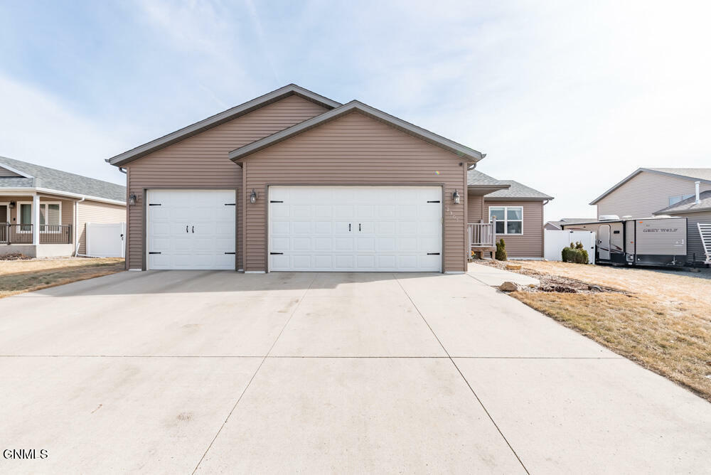 Property Photo:  2907 Whitlow Street  ND 58504 