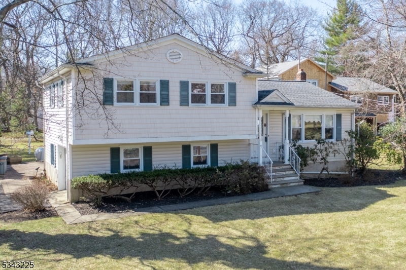 Property Photo:  4 Bromley Ct  NJ 07974 