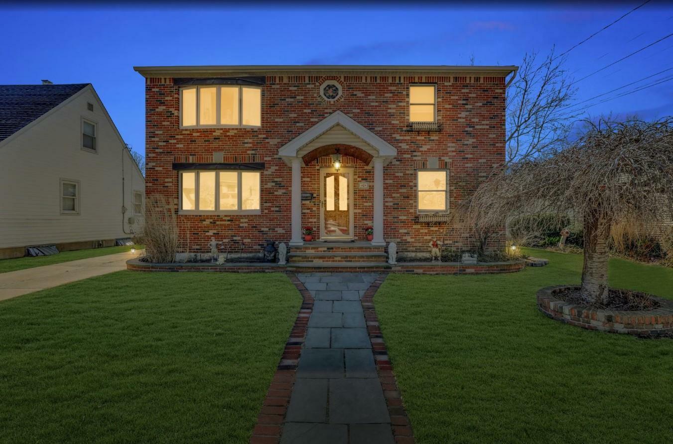Property Photo: 6 Tenafly Drive NY 11040