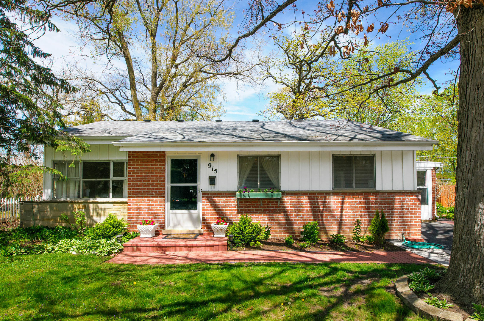 Property Photo:  915 Longaker Road  IL 60062 