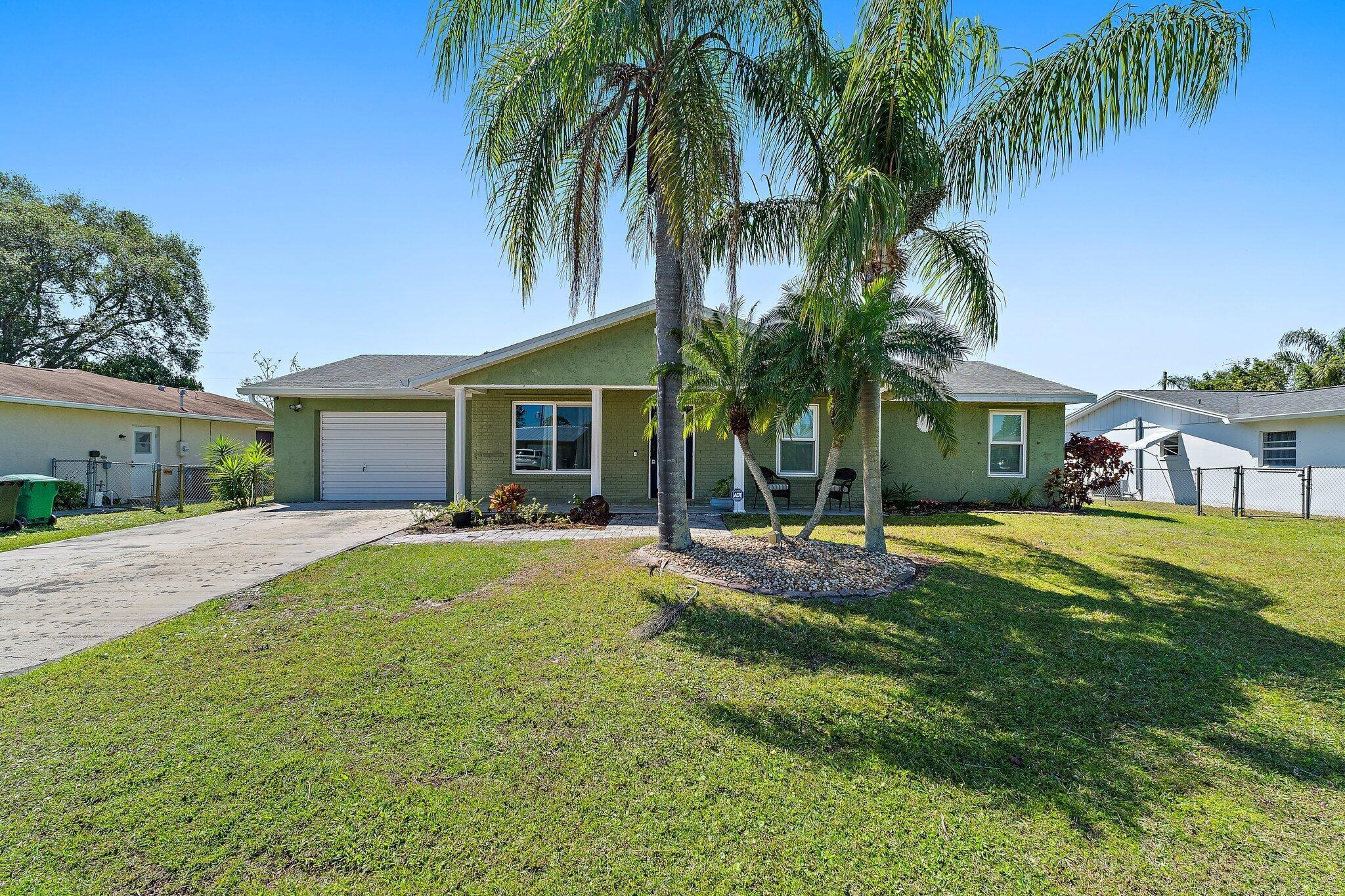 Property Photo:  422 SE Lamon Lane  FL 34983 