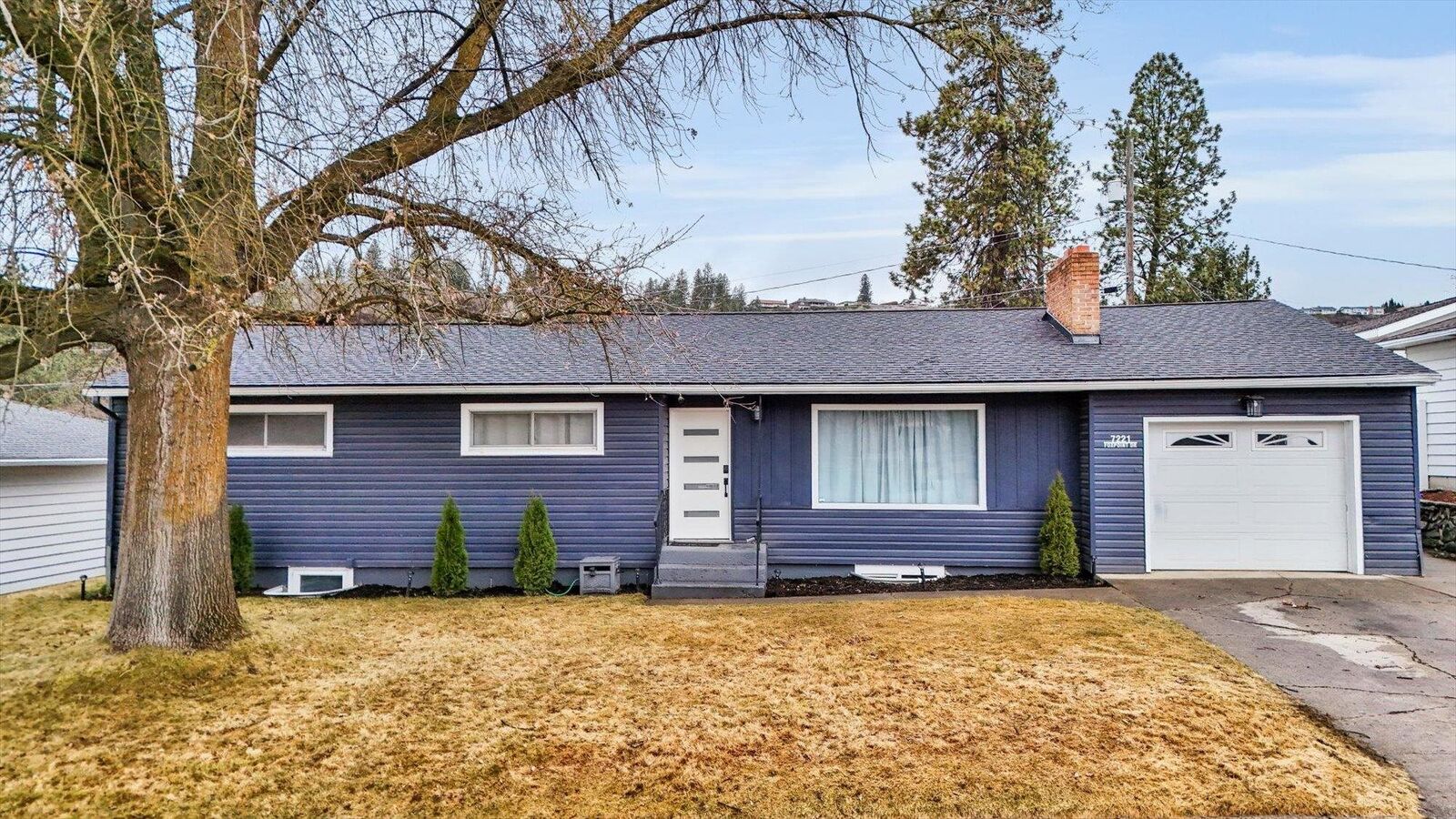 Property Photo: 7221 N Fox Point Dr WA 99208