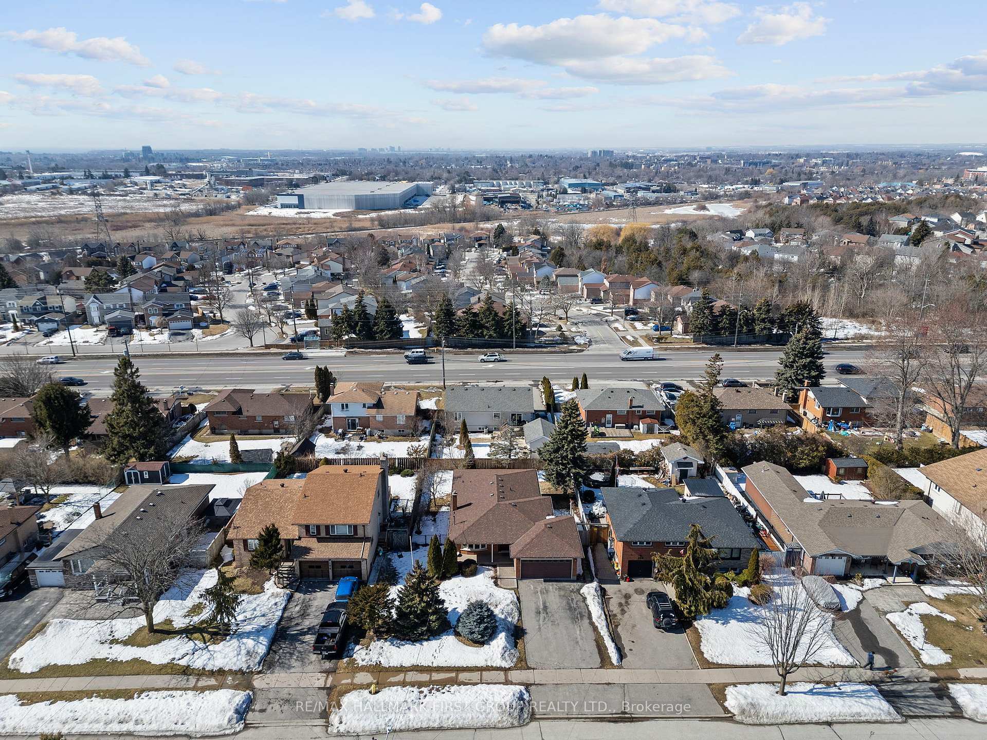 Property Photo: 102 Applewood Crescent ON L1N 2E7