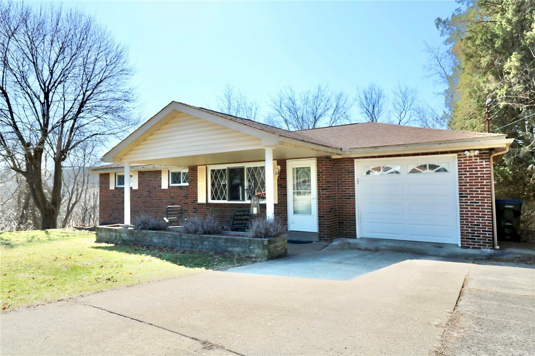 Property Photo: 152 Wickham Dr PA 15061