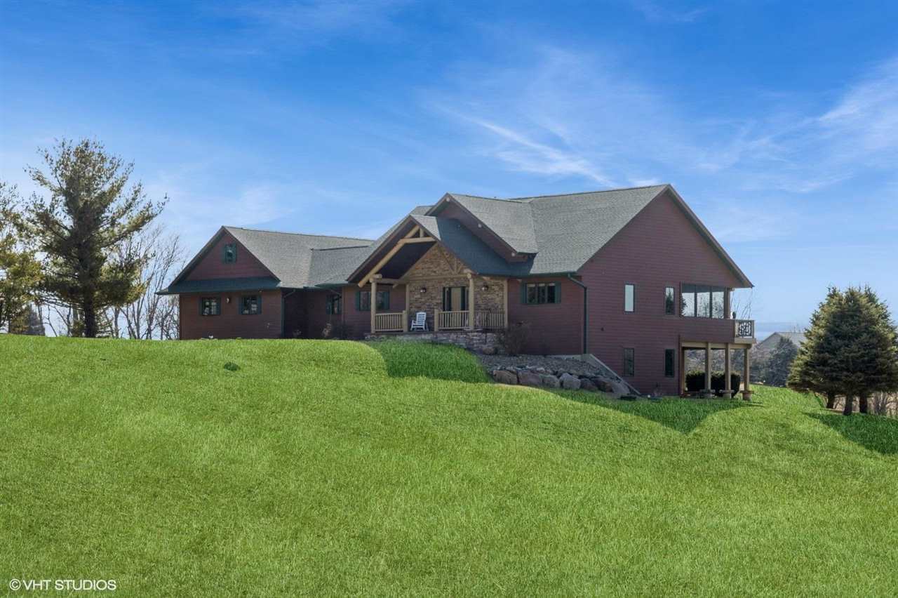 Property Photo: 3755 Lacina Dr SW IA 52240