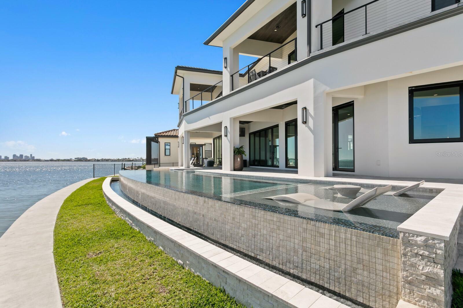 Property Photo: 1906 Carolina Avenue NE FL 33703