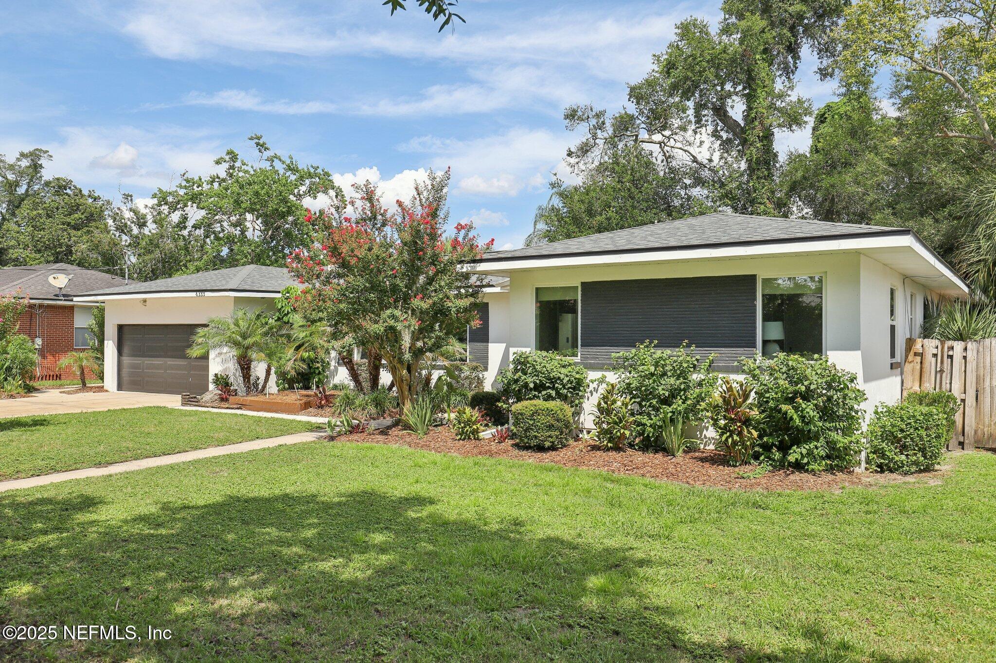 Property Photo: 4333 Silverwood Lane FL 32207
