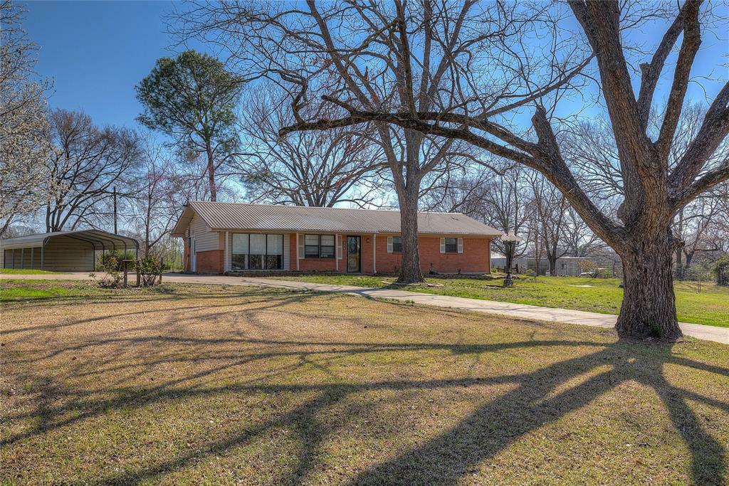 Property Photo: 408 Bradburn Road TX 75140