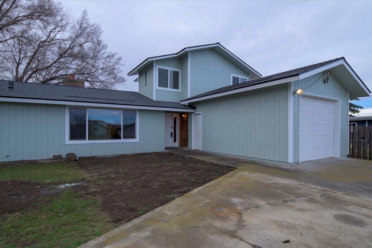 Property Photo: 1043 NW Golf Course Drive OR 97741