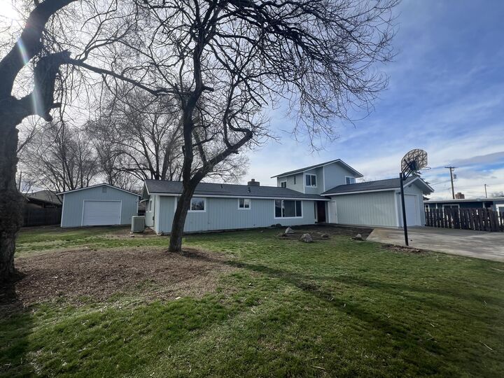 Property Photo: 1043 NW Golf Course Drive OR 97741