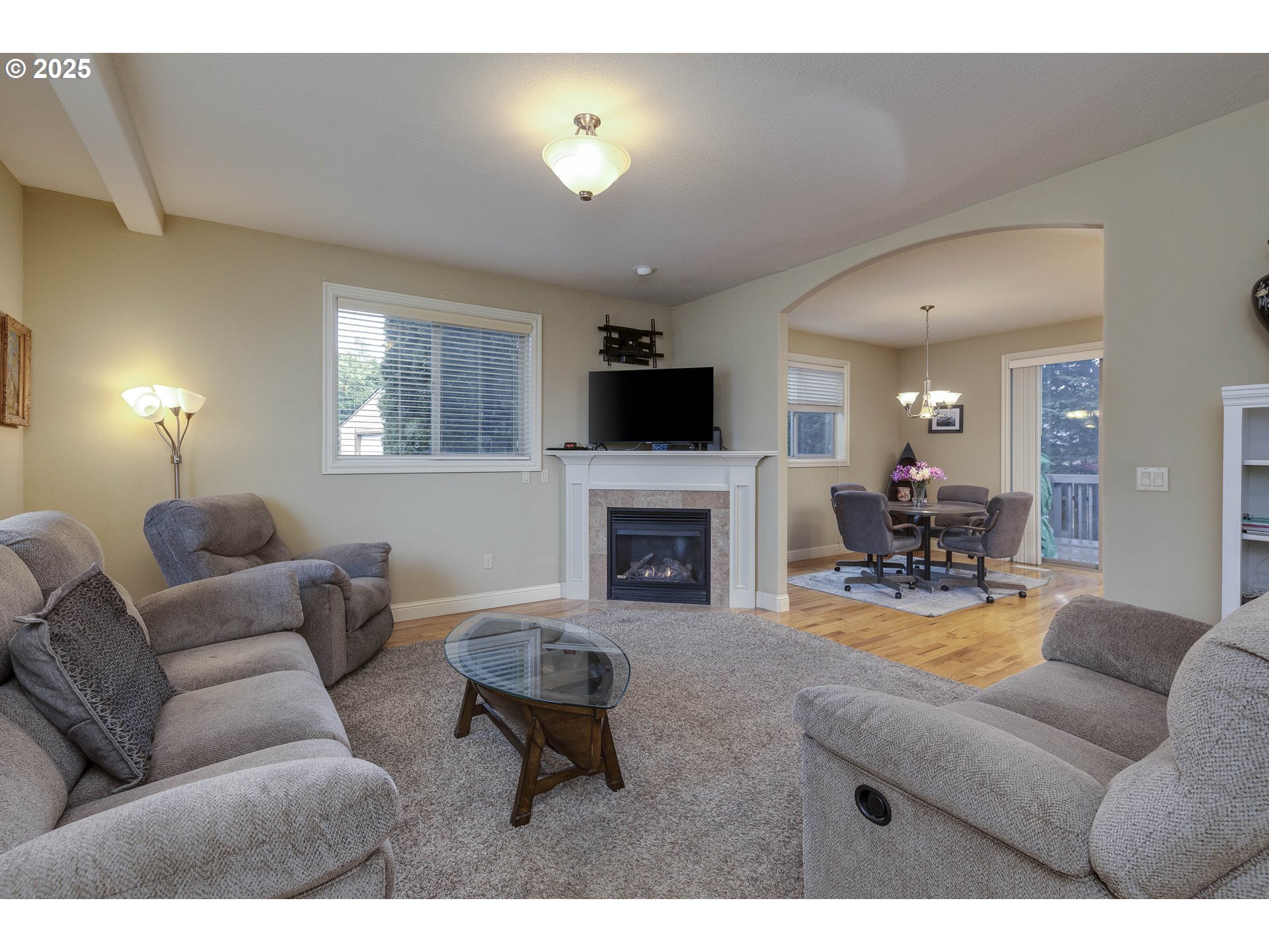 Property Photo: 927 Alina Ave OR 97306