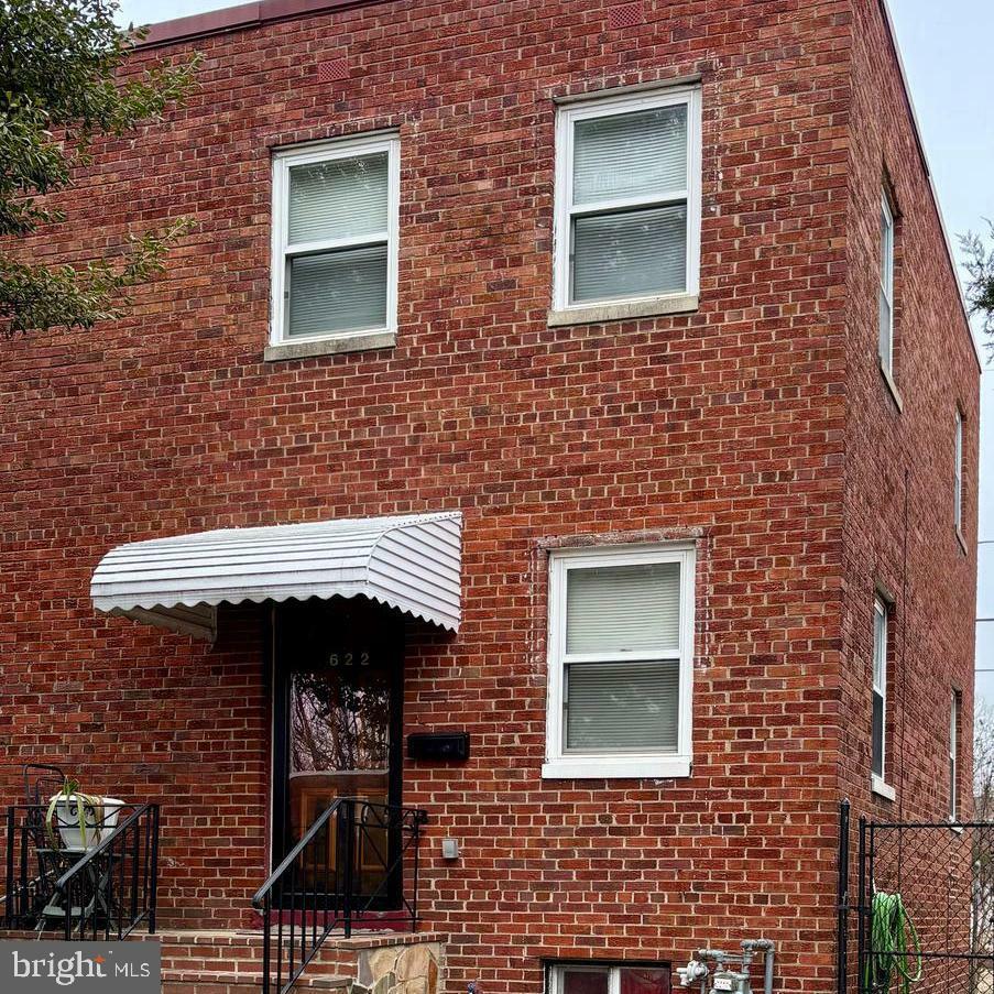 Property Photo: 622 S Henry Street VA 22314