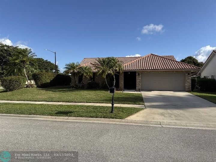 Property Photo: 10081 Canoe Brook Cir FL 33498