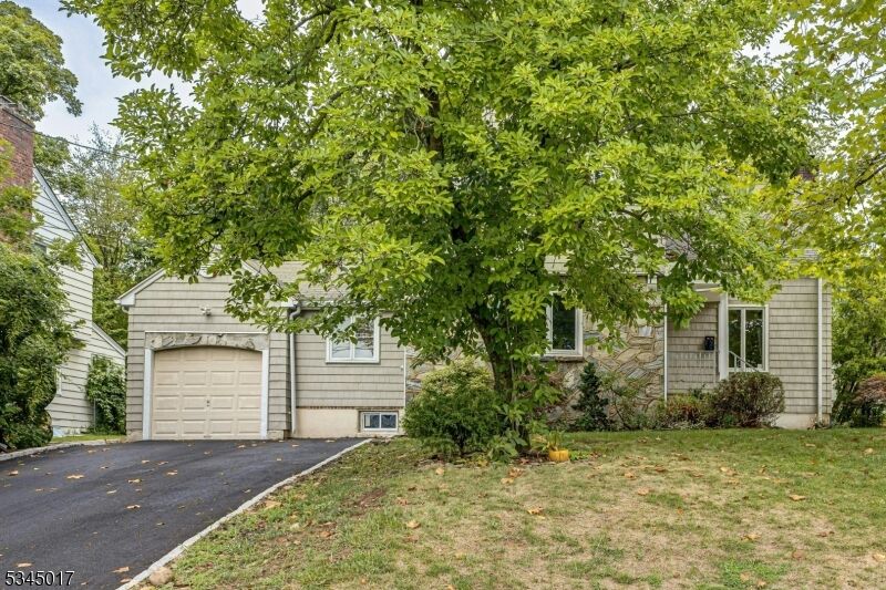 Property Photo:  8 W Lawn Rd  NJ 07039 