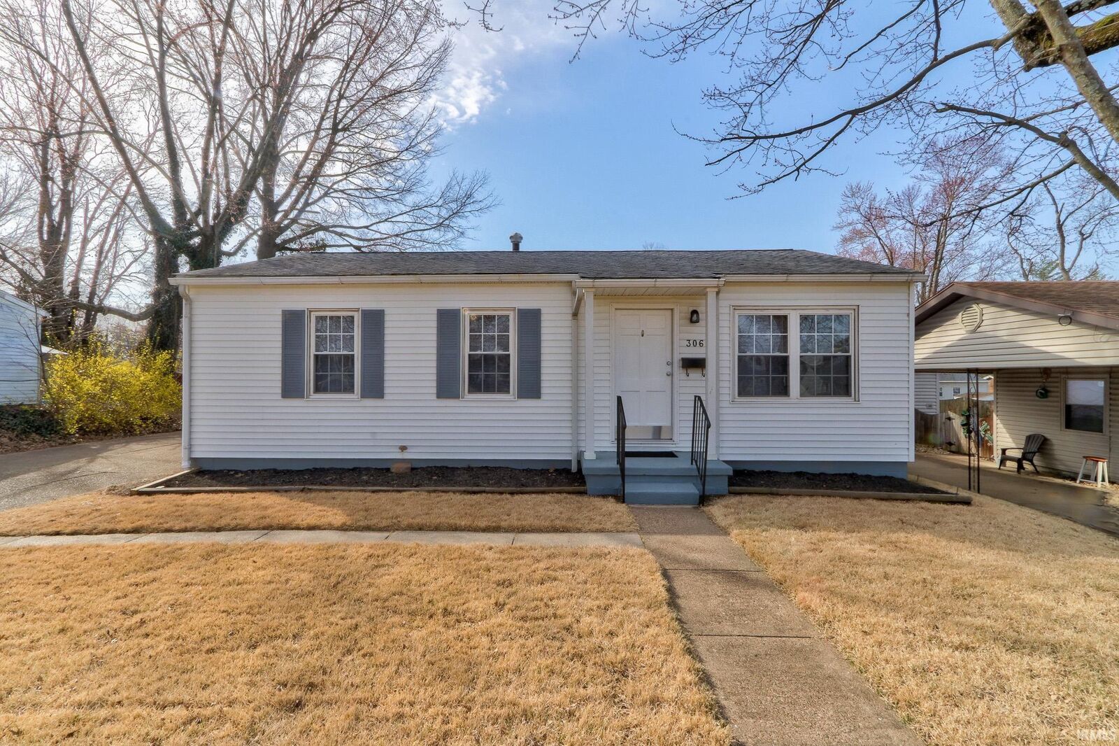 Property Photo:  306 Glenview Drive  IN 47710-3739 