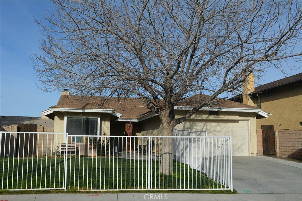 Property Photo: 36913 Tobira Drive CA 93550
