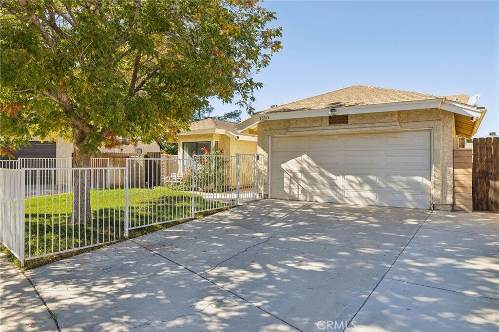 Property Photo: 36913 Tobira Drive CA 93550