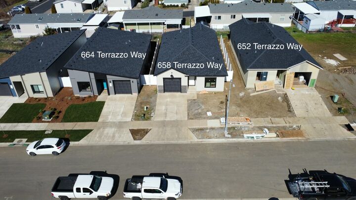Property Photo: 652 Terrazzo Way OR 97501
