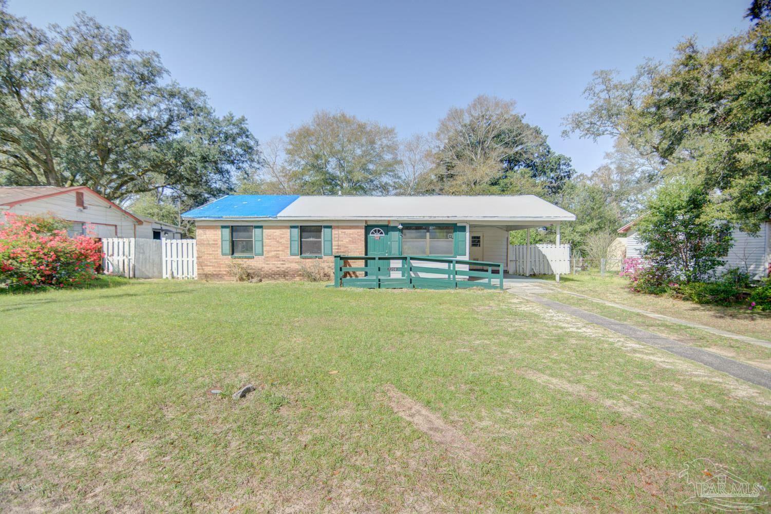 Property Photo: 7204 Sachem Rd FL 32506