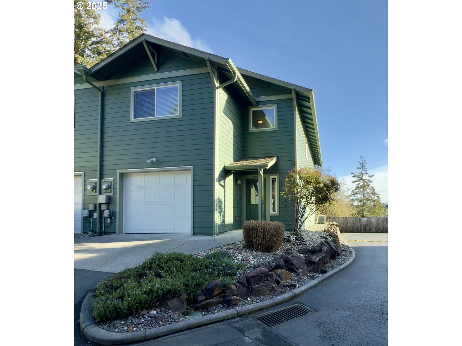 Property Photo:  815 Old County Rd 10  OR 97415 